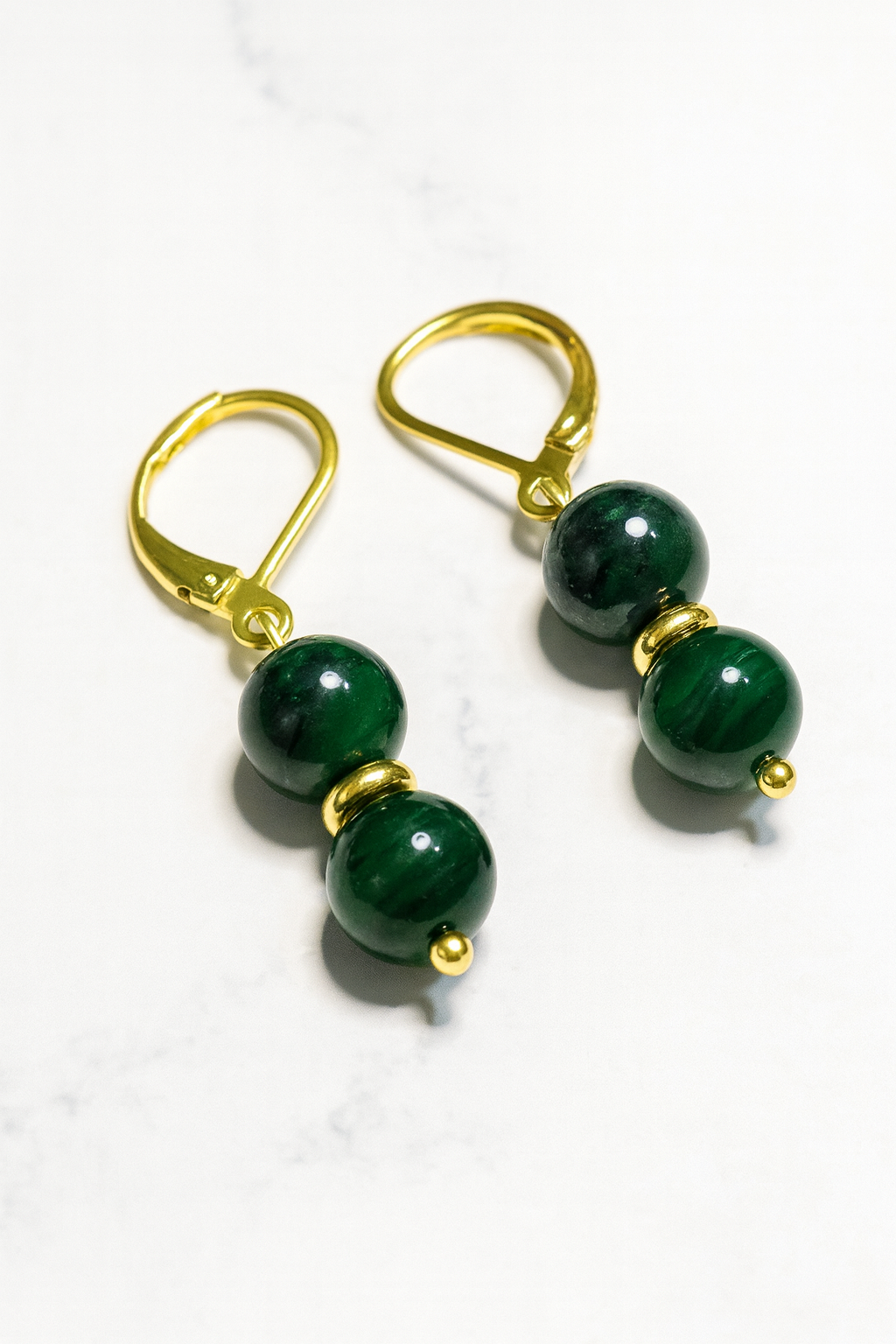 Boucles d’oreilles en malachite – Double perles et finition dorée