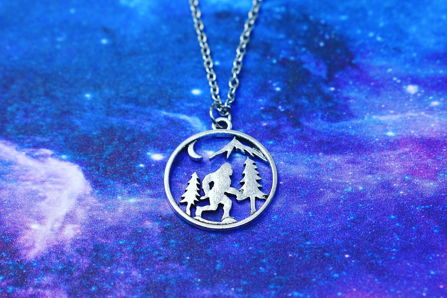 Collier bonhomme de neige avec pin, croissant de lune et montagne - Chaîne en acier inoxydable