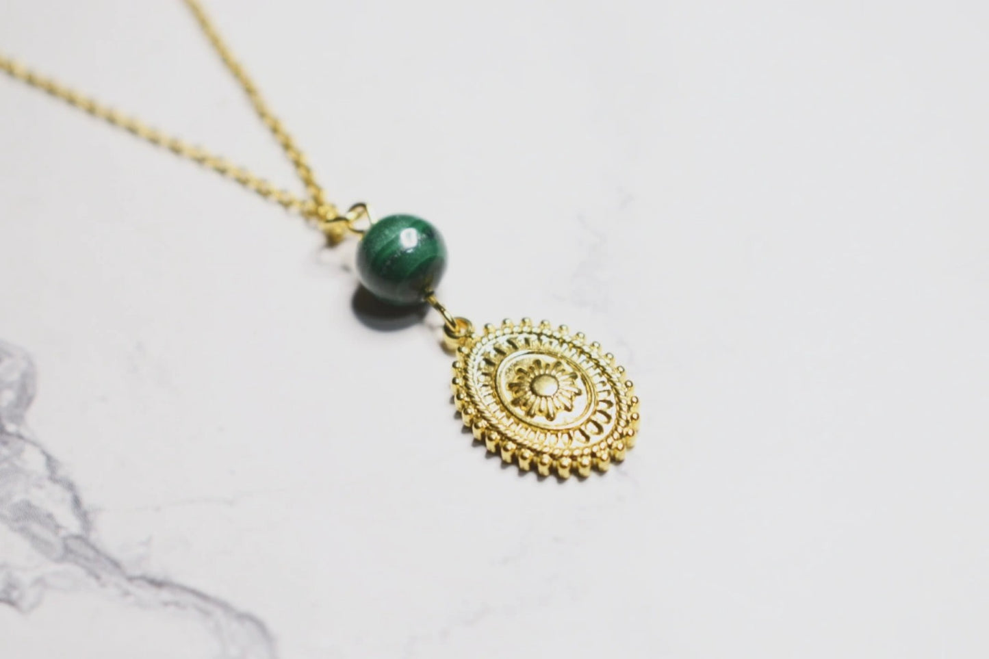 Collier en or – Médaillon floral et perle de malachite