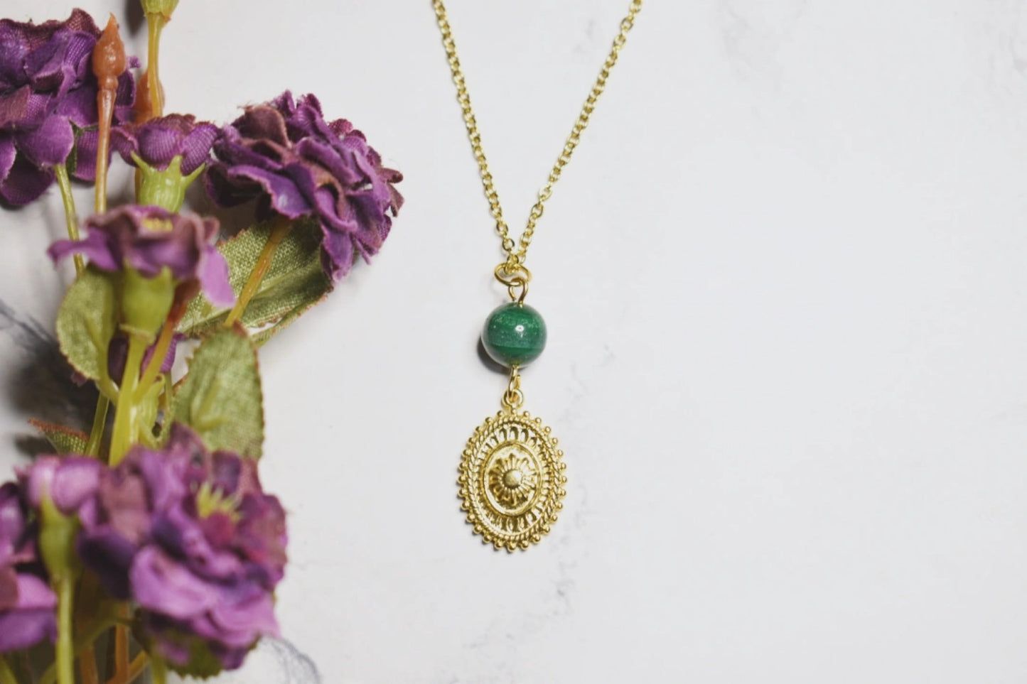 Collier en or – Médaillon floral et perle de malachite