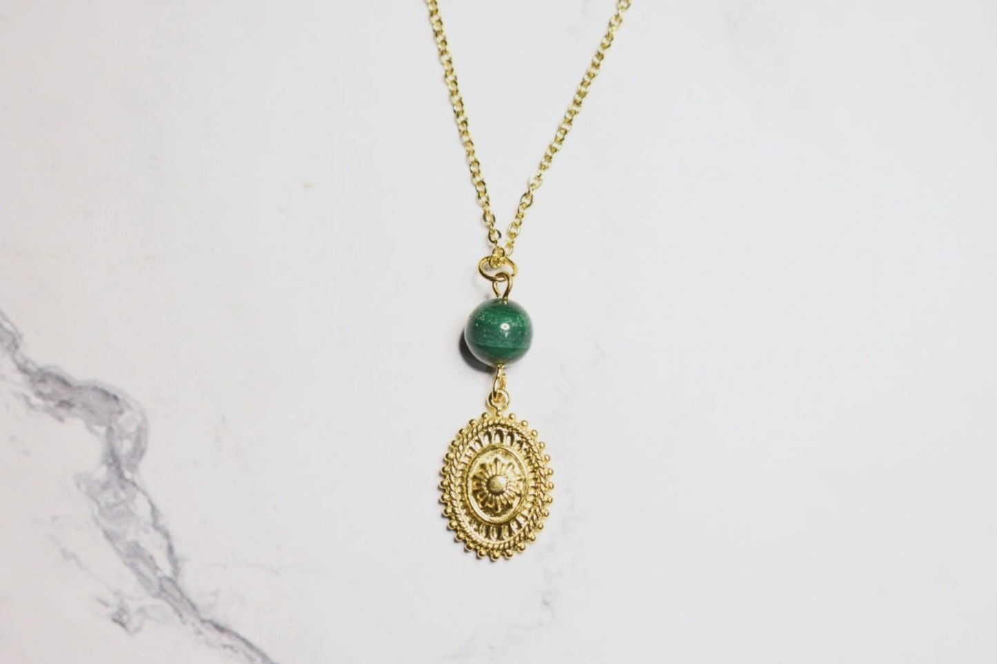 Collier en or – Médaillon floral et perle de malachite