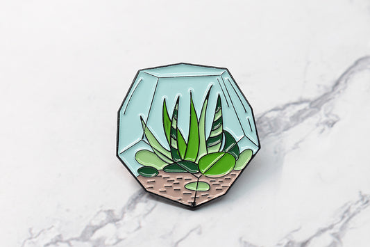 Broche ronde en émail terrarium avec plante à l'intérieur