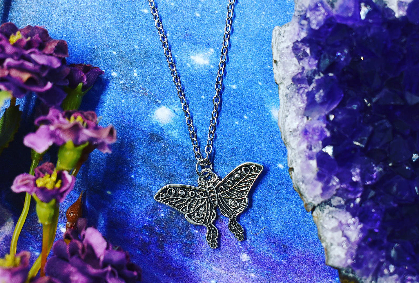 Pendentif papillon de nuit avec symbole triple lune 