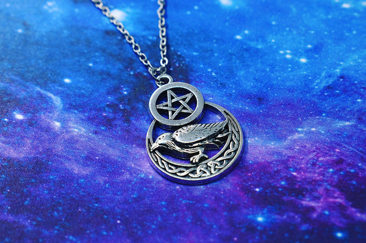 Pendentif corbeau avec pentacle et croissant de lune celtique