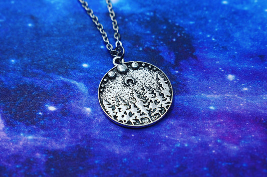 Pendentif avec forêt, croissant de lune et phase de lune