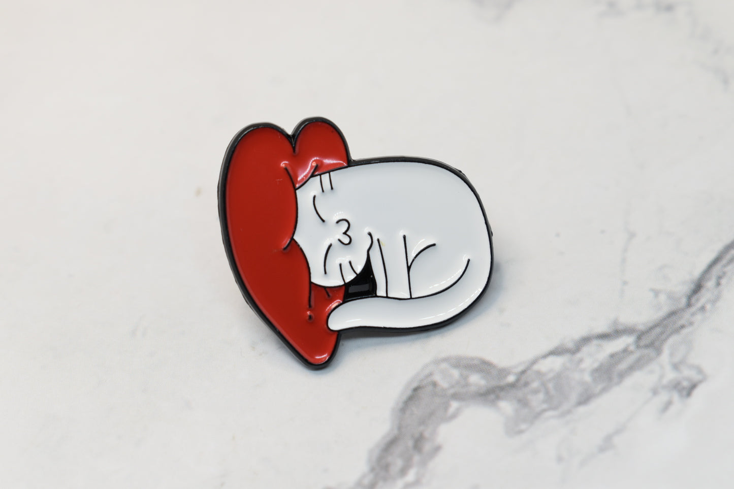 Broche mignonne en émail chat et cœur - Adorable accessoire d'amour félin